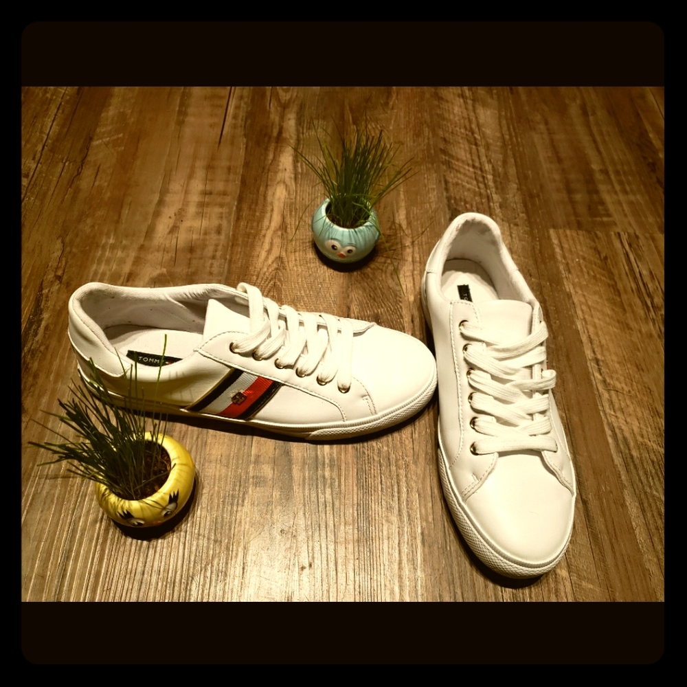 Tommy Hilfiger low adorable shoes size 8